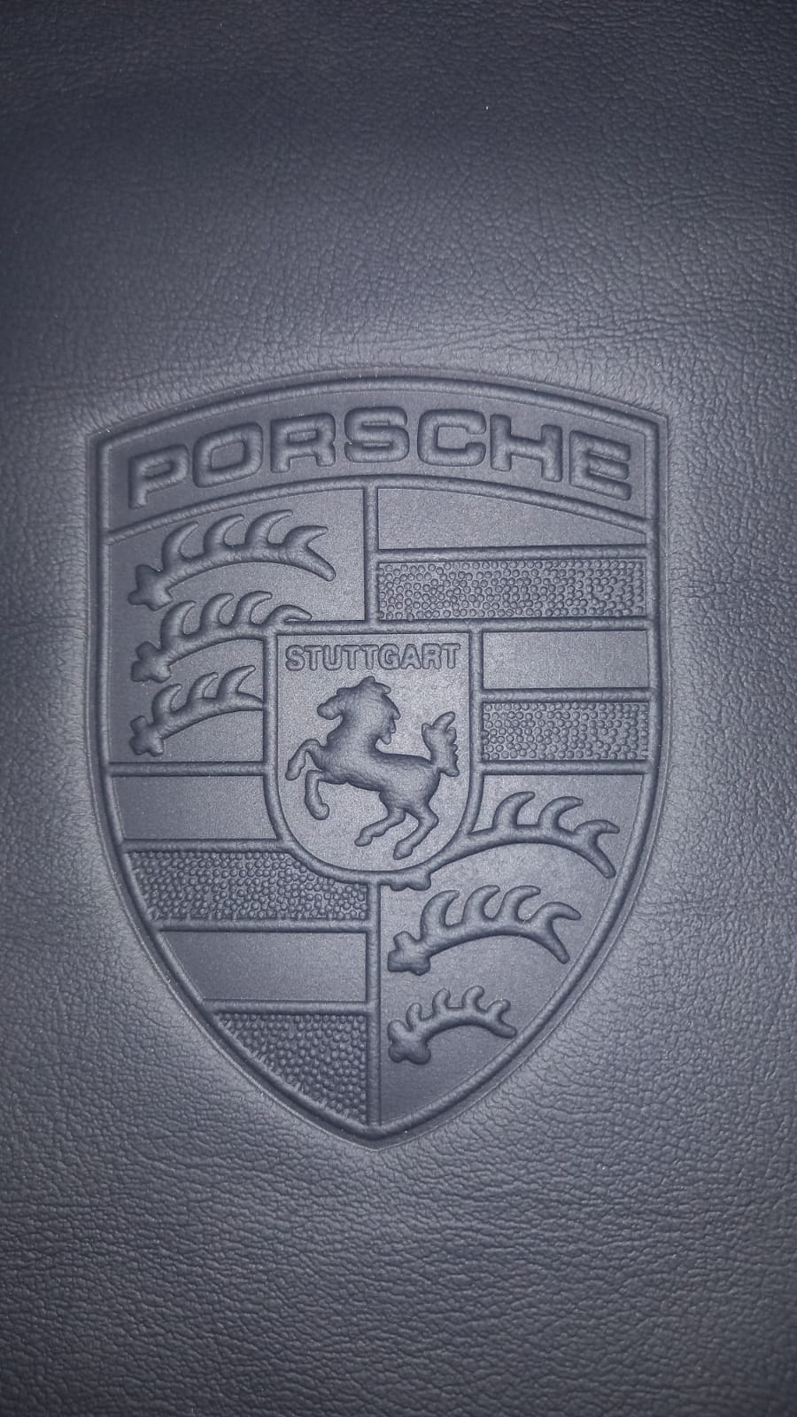 Housse de siège standard en cuir véritable Porsche Boxster - Noir (années 2005 à 2012) avec inserts perforés et gaufrage Porsche sur l'appui-tête